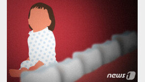 쓰레기 더미에 어린 남매 방치 40대 엄마 ‘징역 2년’