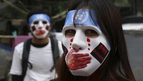 분노한 미얀마 국민들, 오성홍기 불태우며 “중국은 떠나라”