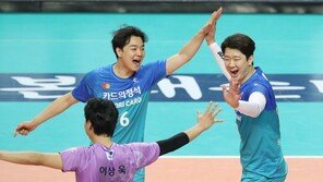 우리카드, PO 1차전서 OK에 3-1 승…창단 후 처음 봄배구에서 웃었다