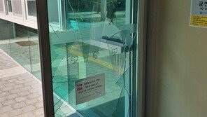 “취직 안 돼” 술 취해 투표소 유리출입문 깬 40대 입건…소란 잇따라