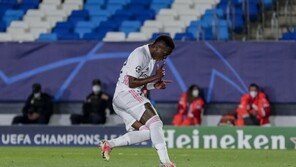 측면 잠그고, 뒷 공간 뚫었다…레알, 리버풀에 3-1 완승