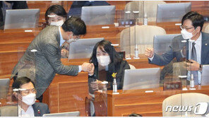 ‘길원옥 할머니 골절 은폐’ 의혹 윤미향, 노인학대 혐의로 檢고발돼