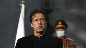 “옷차림 얌전해야 성폭행 안 당해” 파키스탄 총리 발언 ‘뭇매’