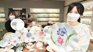 도자 식기에 봄꽃이 활짝