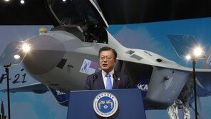 文대통령 “독자개발 전투기 KF-21, 2032년 120대 실전배치”