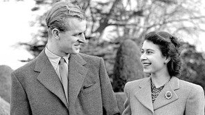 ‘英여왕 74년 외조’ 필립공, 여왕곁 떠나 하늘로