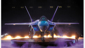 한국 첫 자체개발 전투기 ‘KF-21 보라매’ 첫선