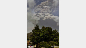 카리브해 화산 40년만에 폭발…1만6000명 피난