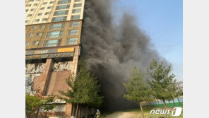 남양주 주상복합 불…1시간 넘게 시커먼 연기, 불길 ‘활활’