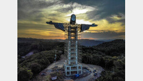 세계에서 세 번째로 높은 예수상…높이 43m의 ‘수호자 그리스도’ 공개