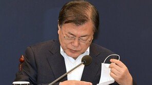 민심 경고에도 文 국정 마이웨이…지지율 최저 경신