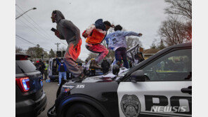 ‘플로이드 사건’ 美미네소타서 또 경찰이 흑인 총격…바이든, 평화 시위 촉구