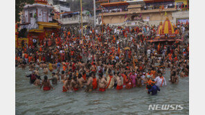 마스크도 없이 갠지스 강물에 ‘풍덩’…힌두교 축제에 인도 비상