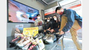 외국인도 등산화 빌려서 정상까지 안전하게