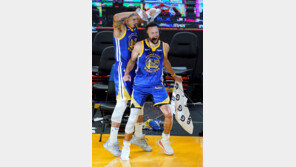 49점 쓸어담은 스테판 커리, NBA 득점 1위…진기록 쏟아내