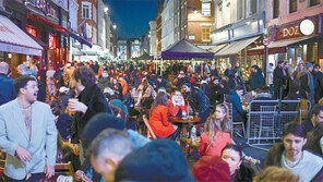 인구절반 백신접종 마친 英… 런던의 저녁이 되살아났다