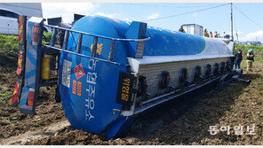 25t 주유소 차량, 도로 옆 논으로 추락… 경유 3000L 유출