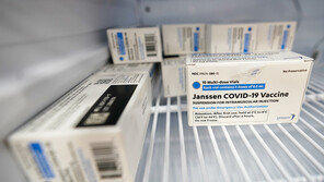 AZ에 얀센까지 ‘전달체 백신’ 혈전 논란…“우리나라 집단면역 큰 악재”