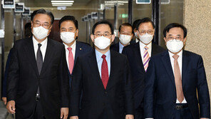 조경태, ‘발길질’ 송언석에 “대충 뭉개는 느낌…전격 처리해야”