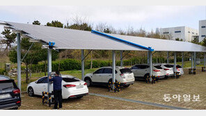 국내 첫 태양광 무인 청소로봇, 하수처리장엔 ‘악취측정 드론’