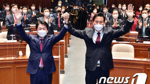 기립박수 받던 안철수, 양당 통합은 아직…