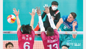 알렉스 ‘서브의 정석’… 우리카드 1승 남았다