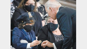 “너희 아빠는 영웅이었다”… 바이든, 순직 美의사당 경관 아들 위로