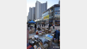택배車 출입 막은 아파트… 입구에 쌓인 택배물, 주민이 와서 찾아가