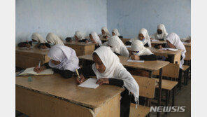 “탈레반 귀환하면 공부 못하는데”…미군 철수에 떨고 있는 아프간 여성들