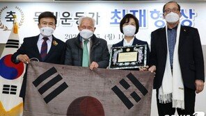 ‘김원웅 멱살’에 광복회 변호사 “독립운동가 후손들 못배워…”