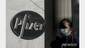 화이자 백신 개발사 창업자도 “부스터샷 필요” 