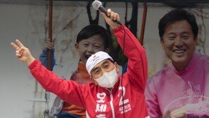 “캡모자 돌려쓰고 랩하고”…태영호·지성호, 두 탈북의원의 1년