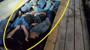 트럭 짐칸 바닥 뜯었더니 성인·아이 20명 빼곡…무슨 일?