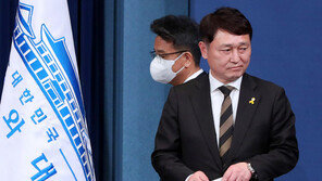 떠나는 최재성, 새로 온 이철희…靑 정무수석 입 모아 “민심”
