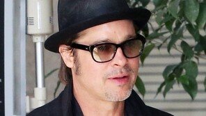 브래드 피트, 휠체어 신세 근황? “사랑니 발치일 뿐”