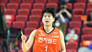 “KCC 나와” 전자랜드, 오리온 꺾고 4강 PO 진출…이승현 투혼