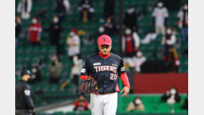 공 1개로 위기 막은 KIA 이준영 “추신수 선배 눈도 마주치지 않았다”