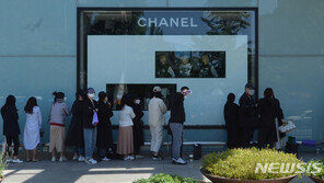 에르메스·루이비통 없어서 못 판다더니…백화점 매출 16년來 최대 증가