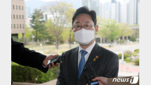 박범계, 코로나19 음성…법무부 직원 확진에 전원 검사