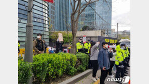 대학생들 ‘오염수 방류 규탄’ 日대사관 앞 농성…경찰과 대치도