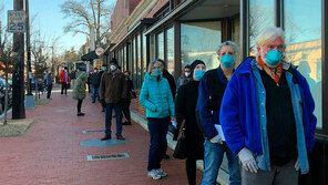 美 성인 절반, 최소 1회 백신 접종…노인은 대부분 접종 끝내