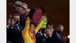 국왕컵 번쩍 든 메시王