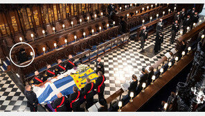 홀로 앉은 英여왕… 74년 곁 지킨 남편의 마지막 길 지키다 