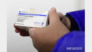 美 얀센 백신 중단 결정 막전막후…“부적절한 치료 우려”