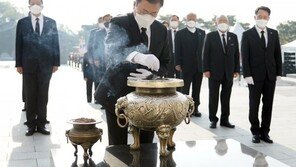 文대통령, 4·19 민주묘지 참배…“민주주의 향해 멈추지 말고 나가야”