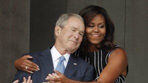 부시 “미국인들, 나와 미셸 오바마가 친구라는 것에 놀라…양극화 심각”