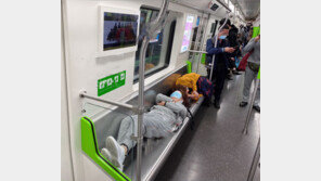 “제 집 안방마냥…” 지하철 좌석에 드러누운 여성들 ‘눈살’