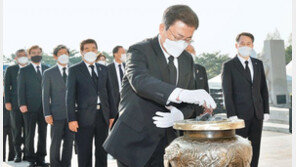 文대통령, 4·19민주묘지 참배