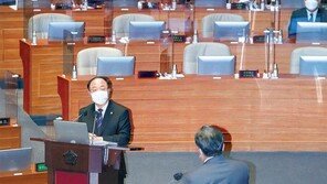 洪 “백신 추가공급 논의 마무리 단계”… 野 “국민 희망고문 말라” 