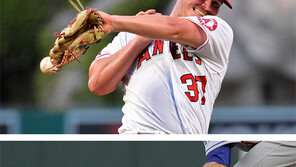 타구가 왜 내게… ‘일촉즉발’ 아슬아슬한 순간